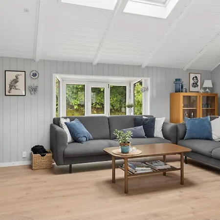 Lovely Well-designed For 6 Feriehus *